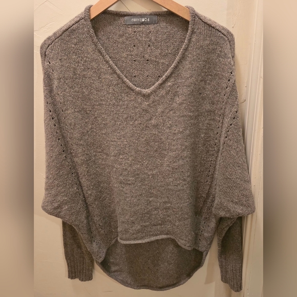 Coin 1804 Sweaters - COIN 1804 Elegant Women's V-Neck Sweater Hi Low Small- Medium